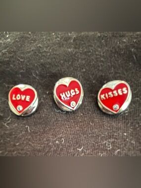 Red Heart 'HUGS' Charm Bead